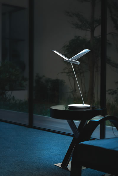 Elegante und freie gestaltete Designer LED Tischleuchte und Leselampe